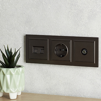 рамка 3-постовая IEK РУ-3-БрТБ Brite - пример установки