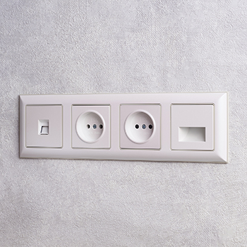 рамка 4-постовая IEK РУ-4-Бр Brite бежевый / жемчужный - пример установки