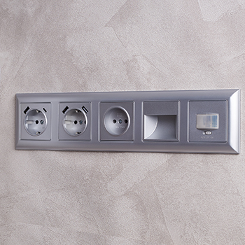 рамка 5-постовая IEK РУ-5-Бр Brite алюминий / алюминий - пример установки